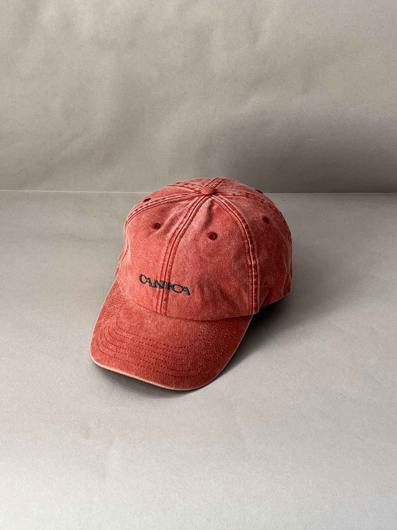 Gorra teja de algodón lavado con bordado personalizado en frontal