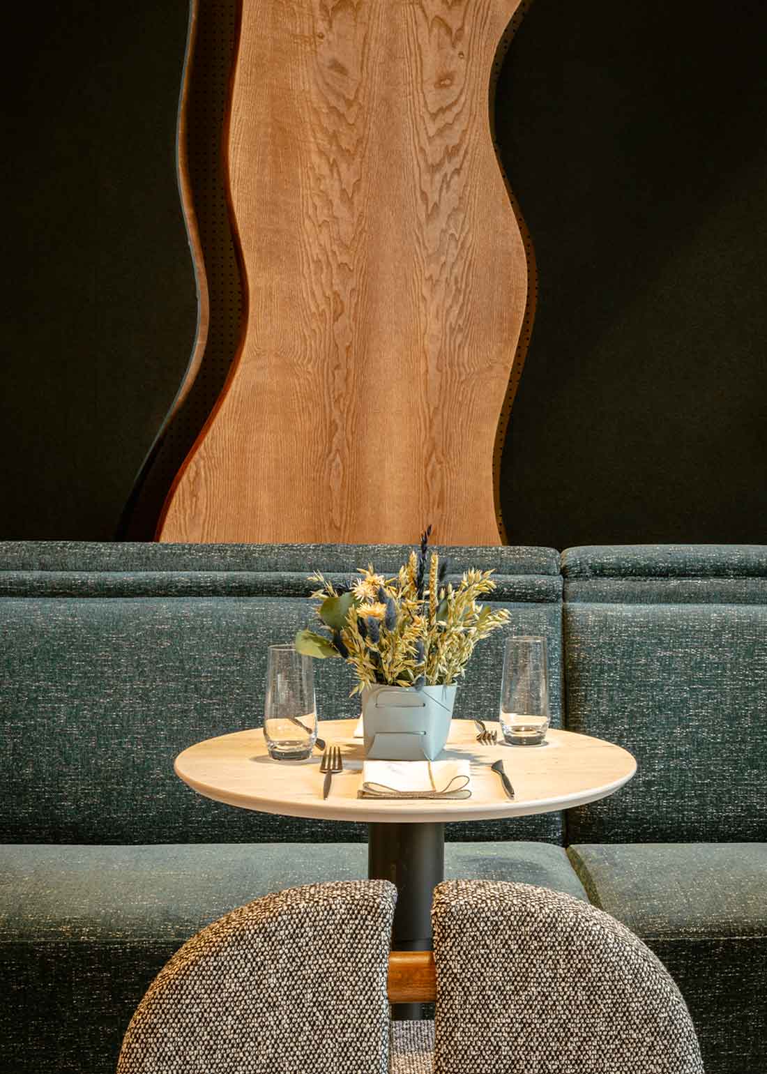 Silla de madera de haya con asiento tapizado en tela jaspeada en color blanco y negro.