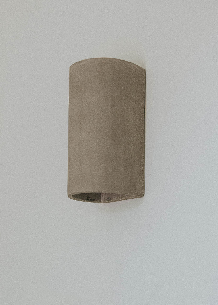 Aplique de pared gris realizado en cerámica.