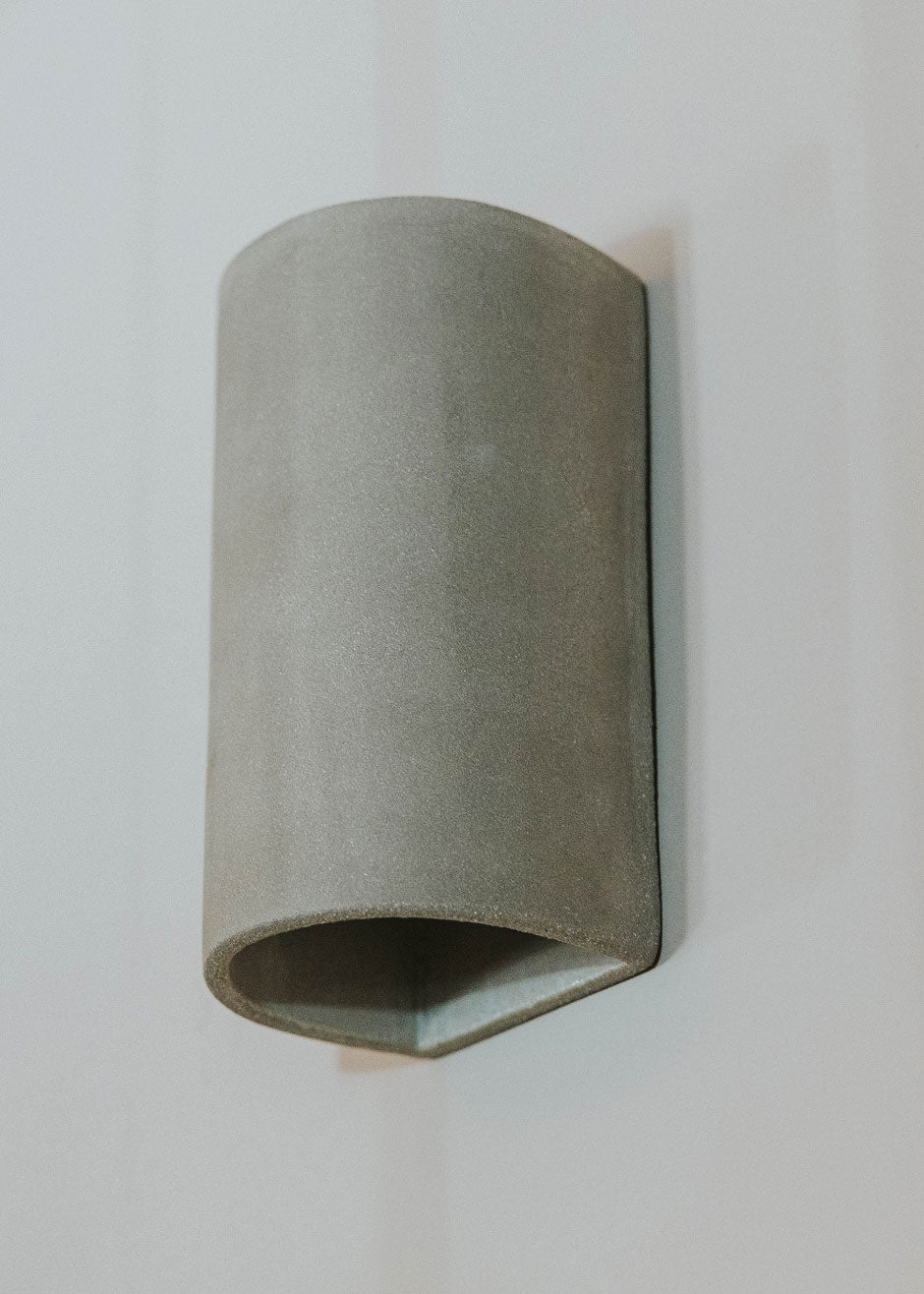 Aplique de pared gris realizado en cerámica.