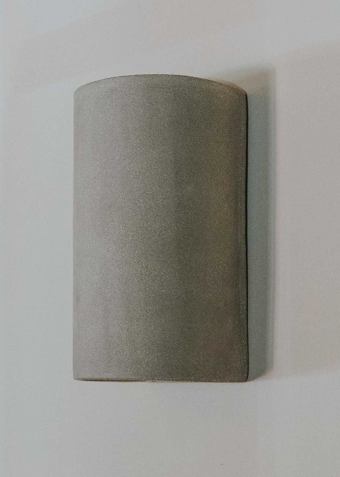 Aplique de pared gris realizado en cerámica.