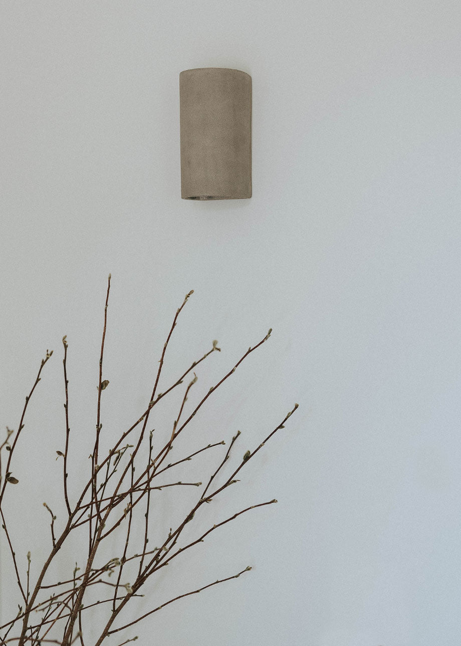 Aplique de pared gris realizado en cerámica.