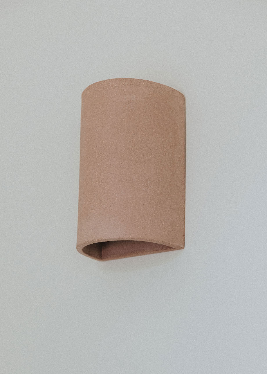 Aplique de pared realizado en cerámica.