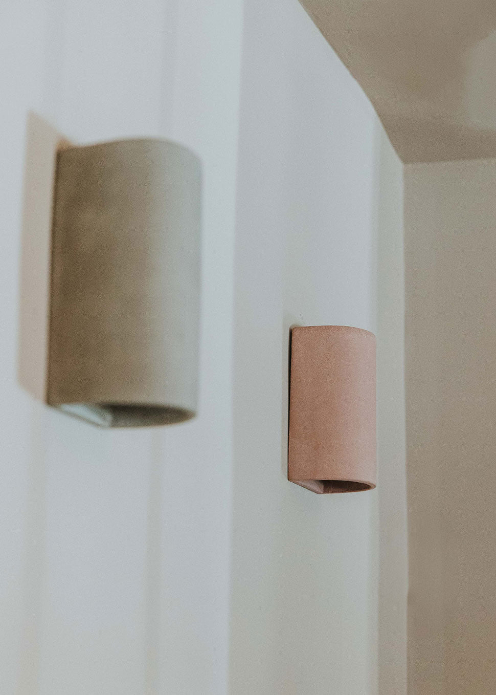 Aplique de pared realizado en cerámica.