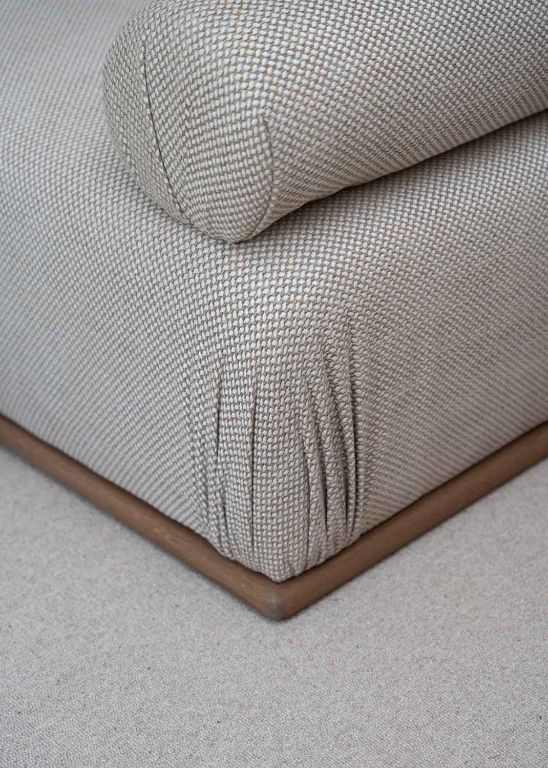 Daybed con estructura y base de madera tapizado con tela estampada