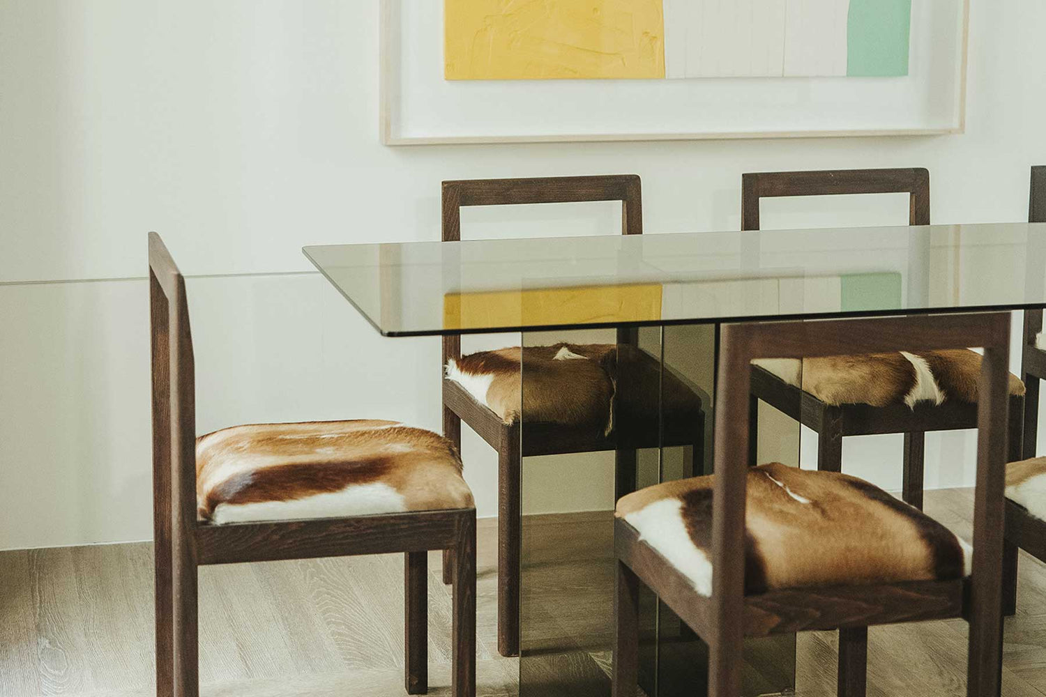 Mesa de cristal con sillas de piel