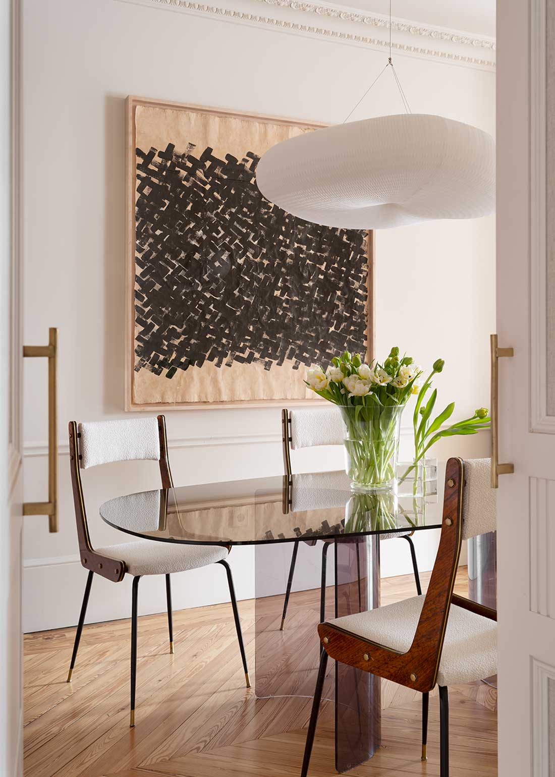 Mesa de comedor con sobre y patas de vidrio ahumado.
