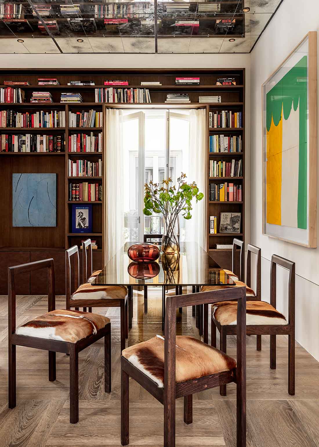 Mesa de comedor realizada en vidrio ahumado bronce. El sobre tiene los cantos pulidos y las esquinas redondeadas.