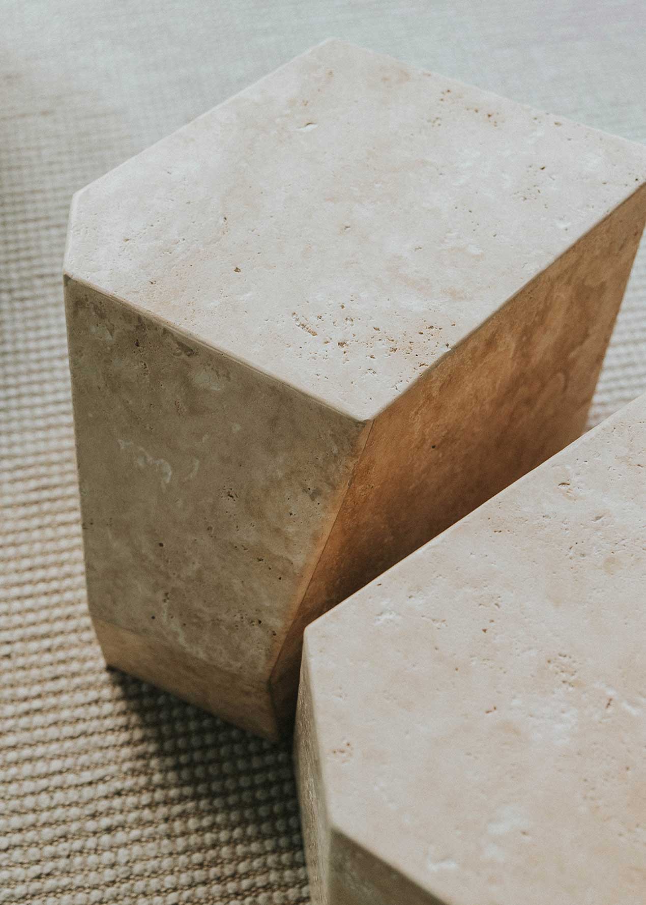 Mesa baja de centro con piezas de Travertino Olivillo y sobre de vidrio templado.