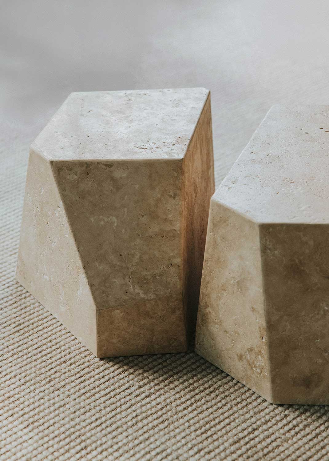 Mesa baja de centro con piezas de Travertino Olivillo y sobre de vidrio templado.