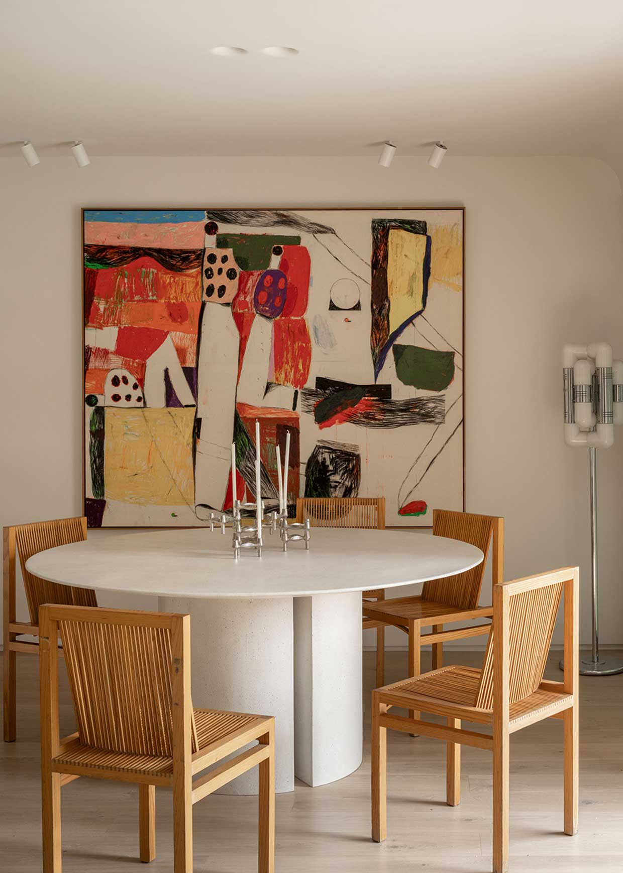 Mesa de comedor circular con estructura de madera revestida con microcemento.