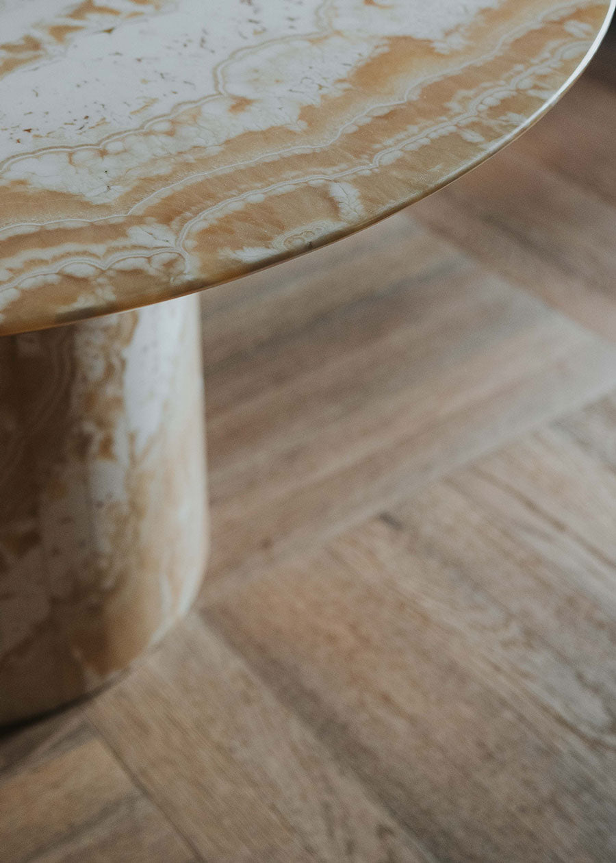 Mesa de comedor circular con pie central realizada en Ónix.