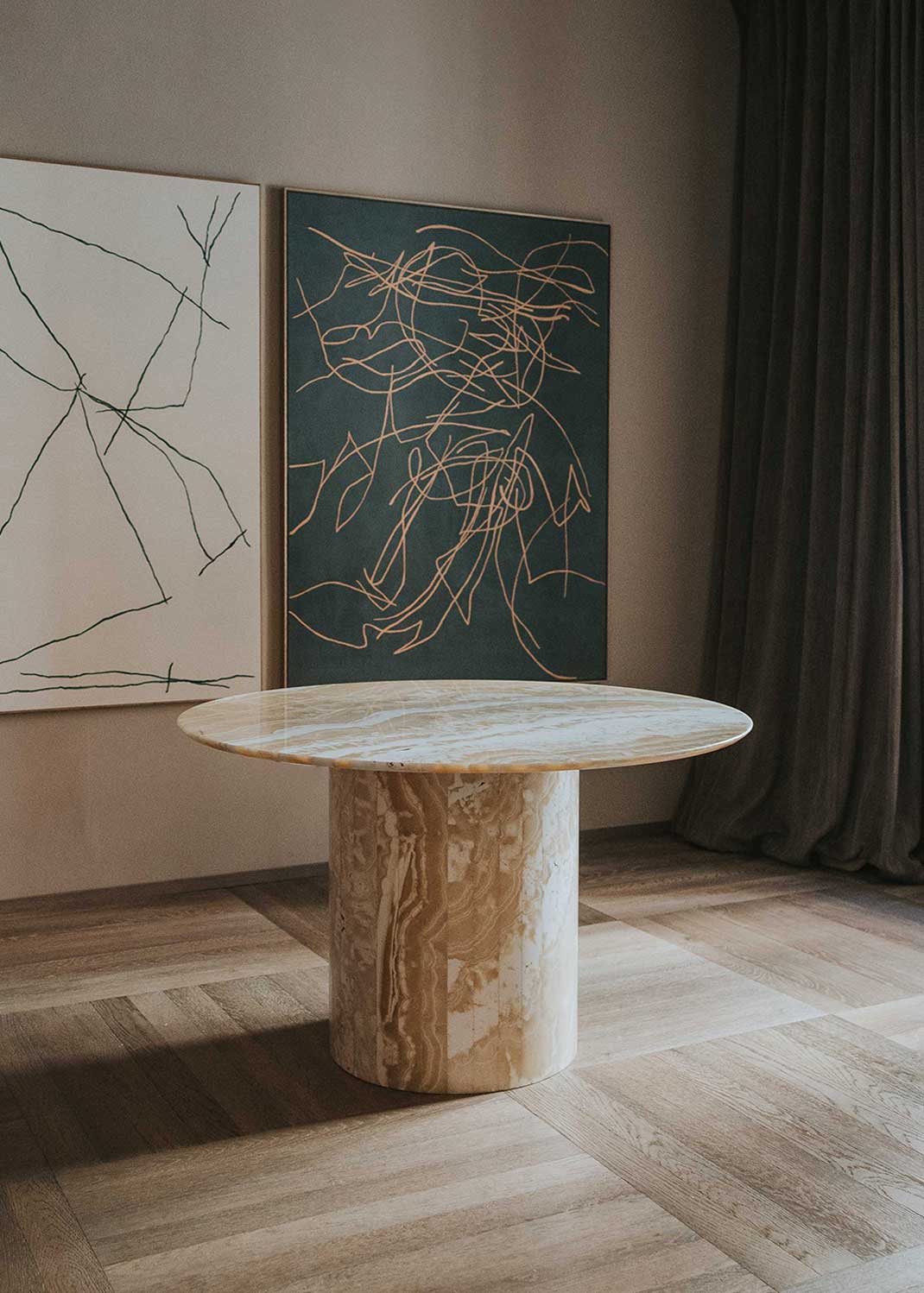 Mesa de comedor circular con pie central realizada en Ónix.