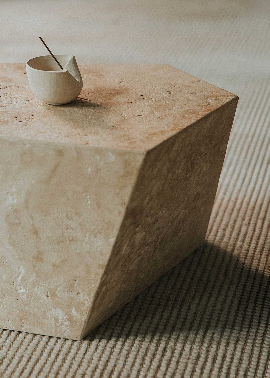 Mesa baja de centro con pieza de Travertino Olivillo y sobre de vidrio templado.