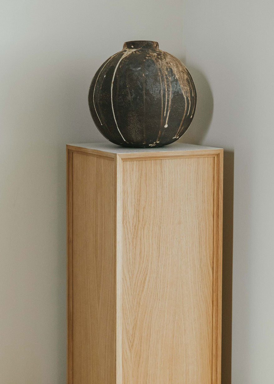 Peana decorativa de madera de roble.