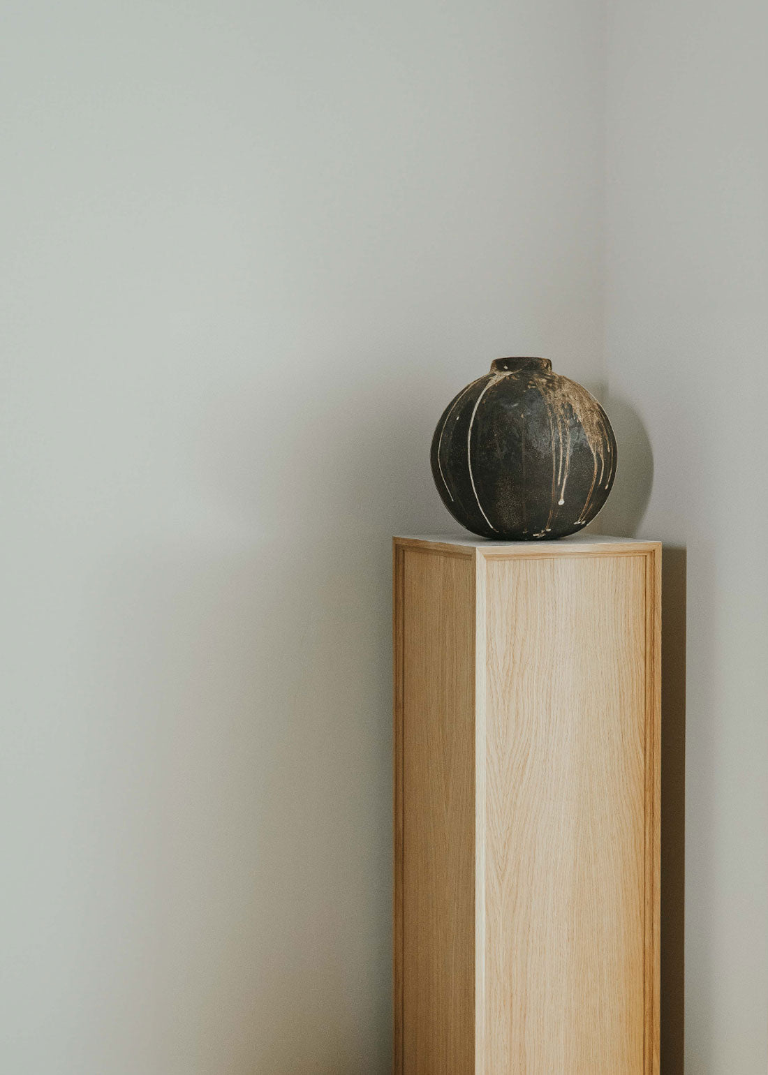 Peana decorativa de madera de roble.