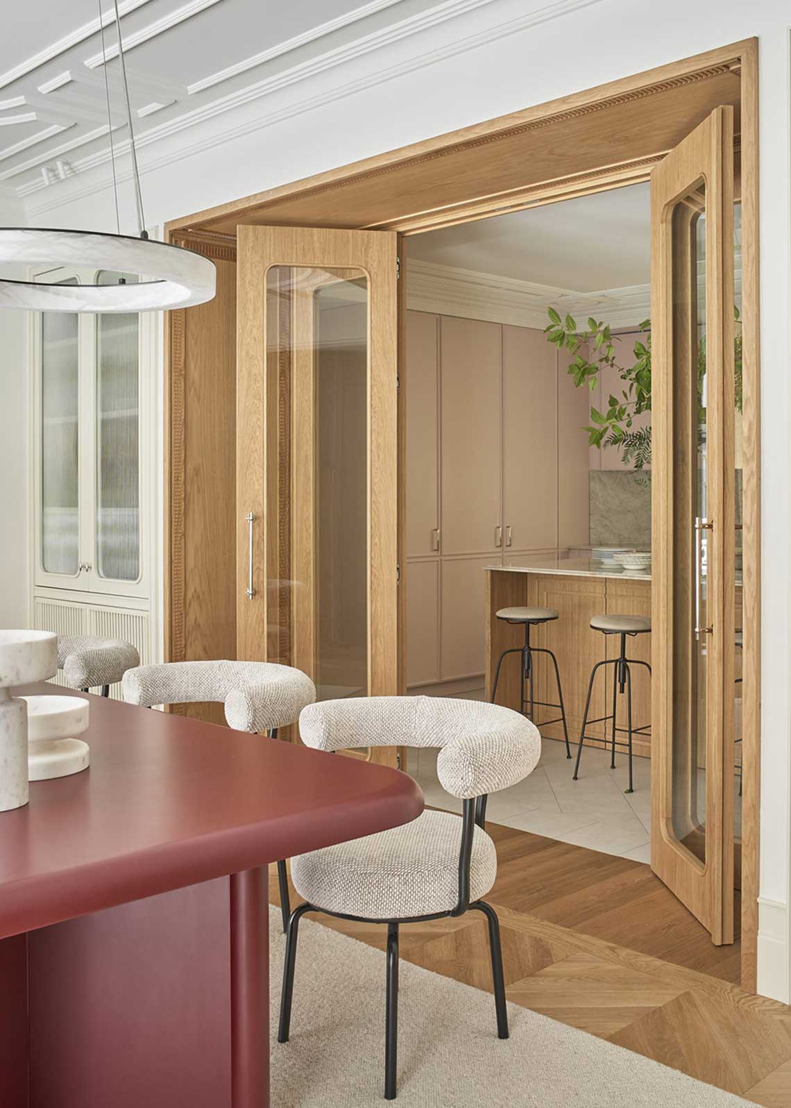 Mesa de comedor realizada en madera lacada en color rojo vino