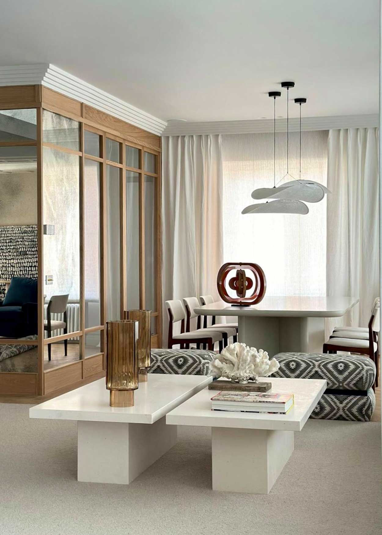 Mesa de centro fabricada en caliza con pie rectangular central.