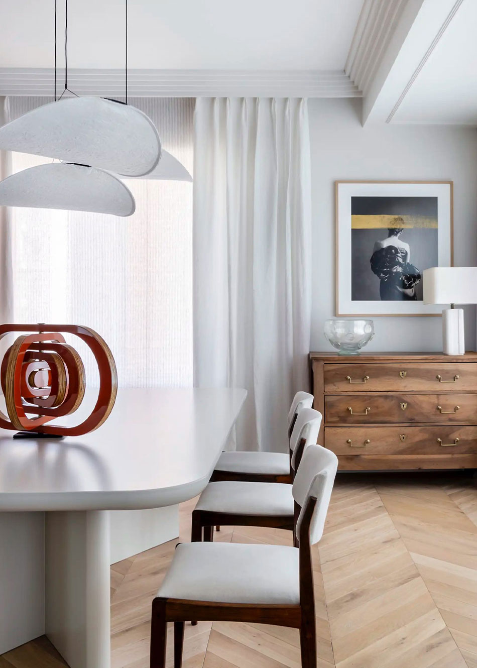 Mesa de comedor realizada en madera lacada en color beige.