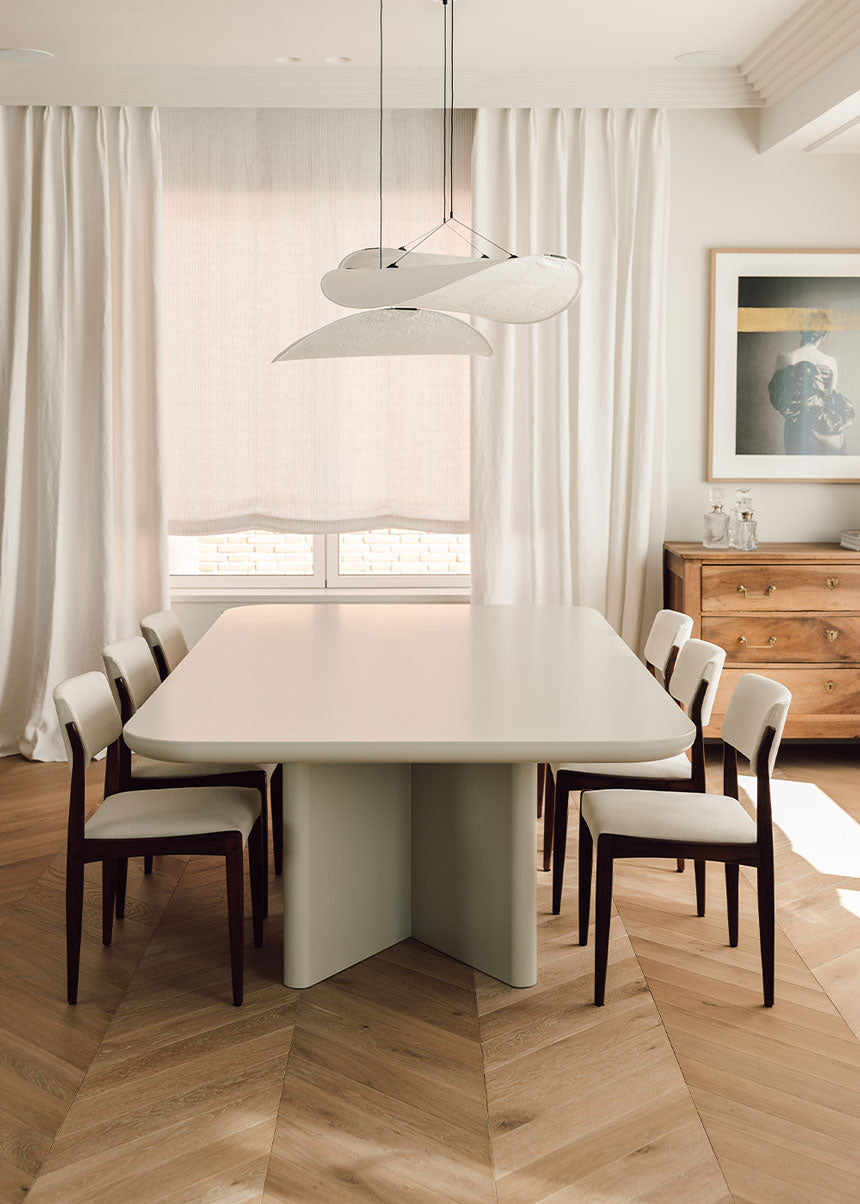 Mesa de comedor realizada en madera lacada en color beige.