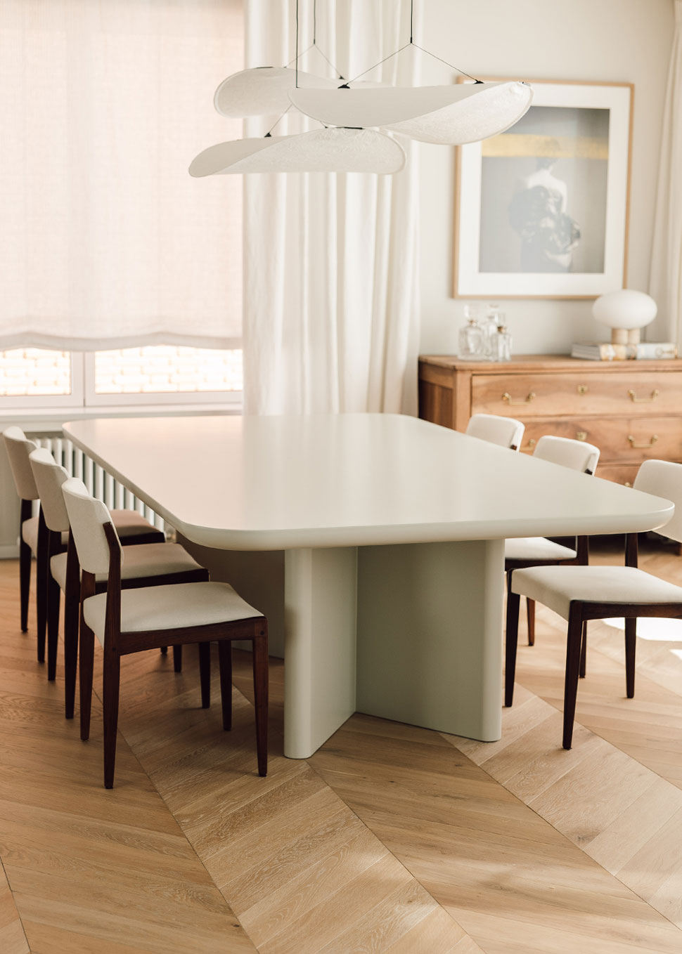 Mesa de comedor realizada en madera lacada en color beige.