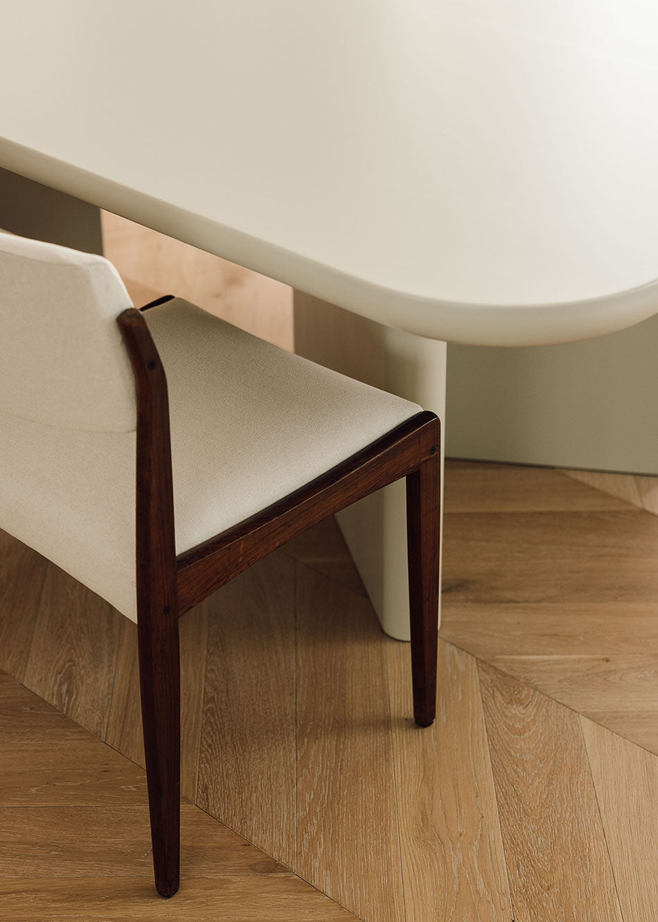 Mesa de comedor realizada en madera lacada en color beige.