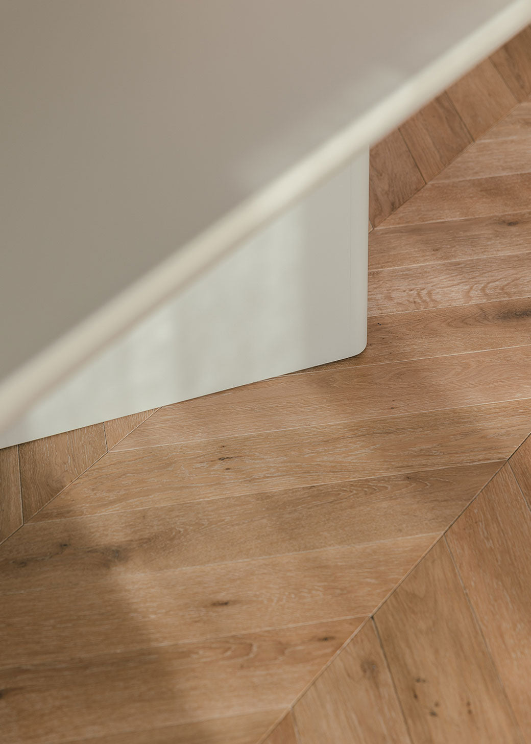 Mesa de comedor realizada en madera lacada en color beige.