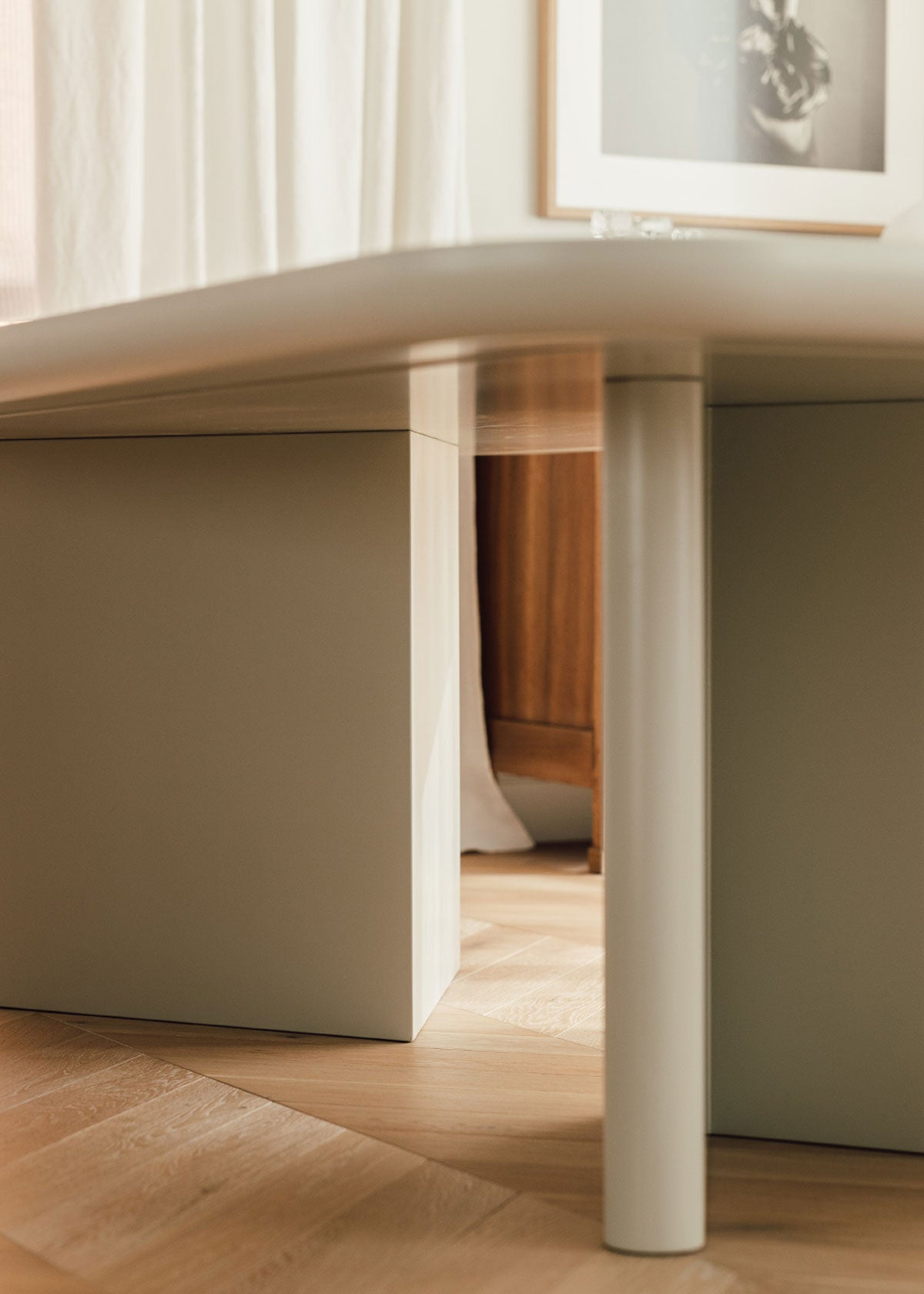 Mesa de comedor realizada en madera lacada en color beige.