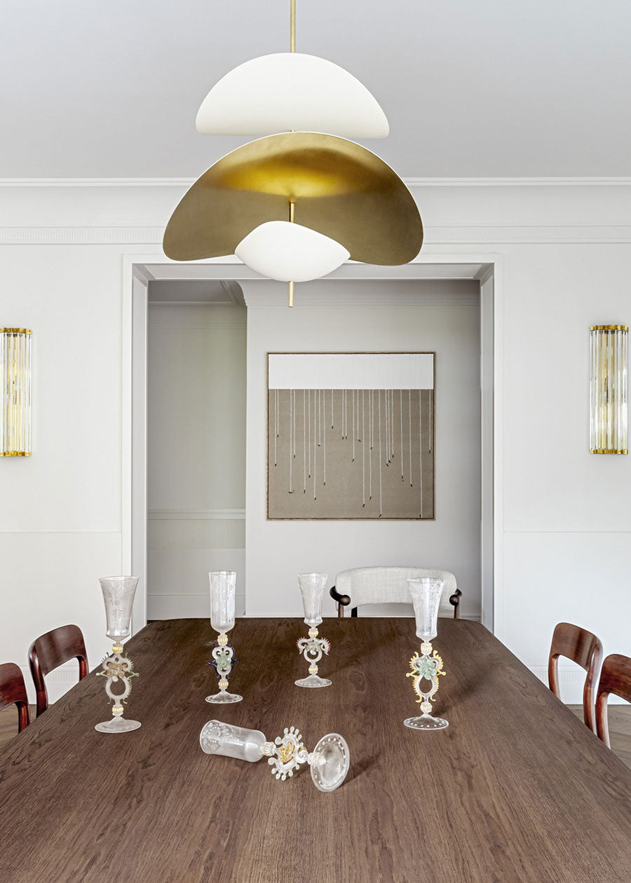 Mesa de comedor rectangular formada por sobre y patas perpendiculares en madera de roble.