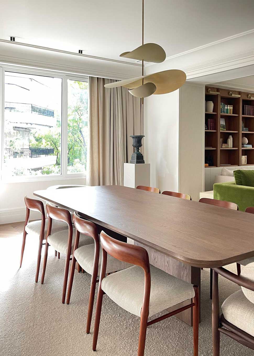 Mesa de comedor rectangular formada por sobre y patas perpendiculares en madera de roble.