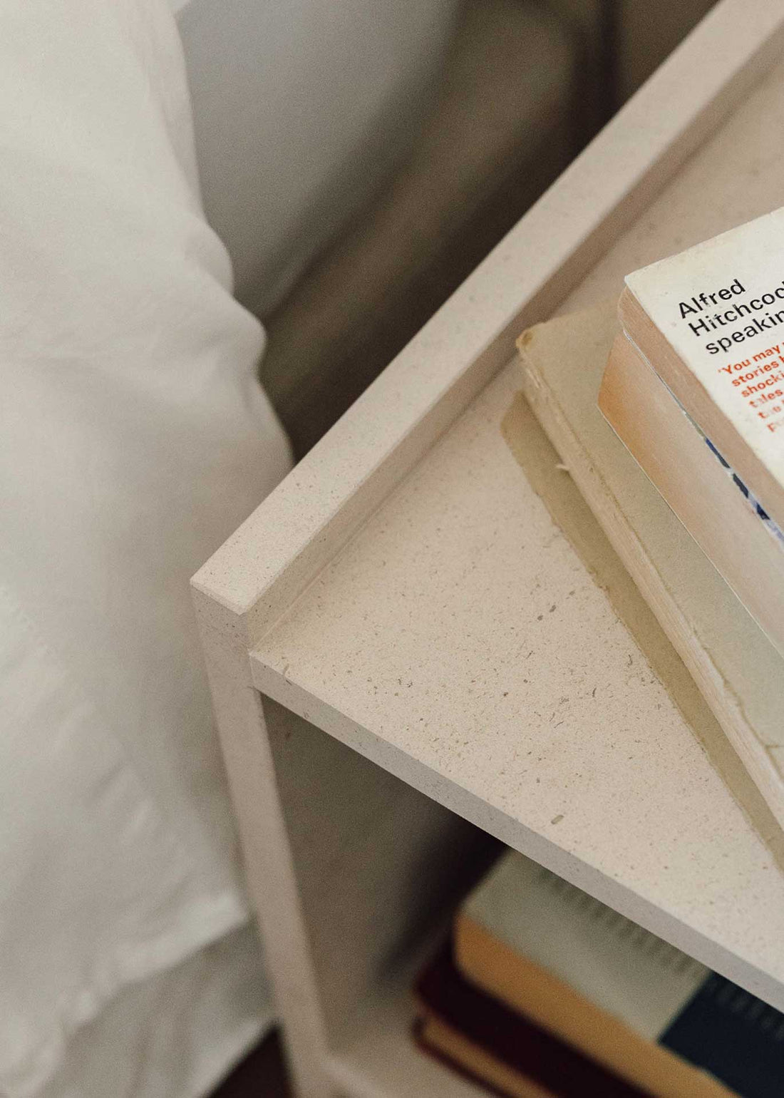 Mesita de noche fabricada en caliza