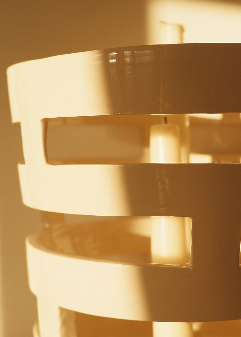 La pantalla de la lámpara N11 refleja la forma distintiva de la cúpula del Centro Niemeyer en Avilés, en este caso elíptica. La pieza fusiona el diseño arquitectónico icónico del edificio con la funcionalidad de la iluminación doméstica.