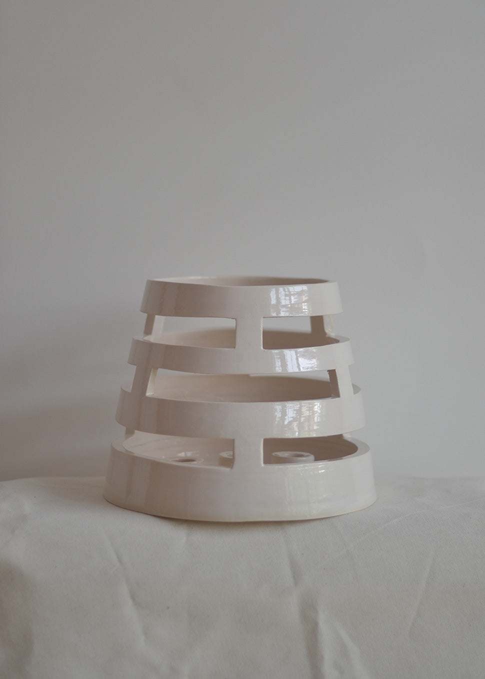 El portavelas W59 es una reinterpretación del museo Guggenheim de Nueva York, un cilindro blanco de hormigón cuyas líneas curvas ascienden y dan la sensación de enroscarse en espiral.