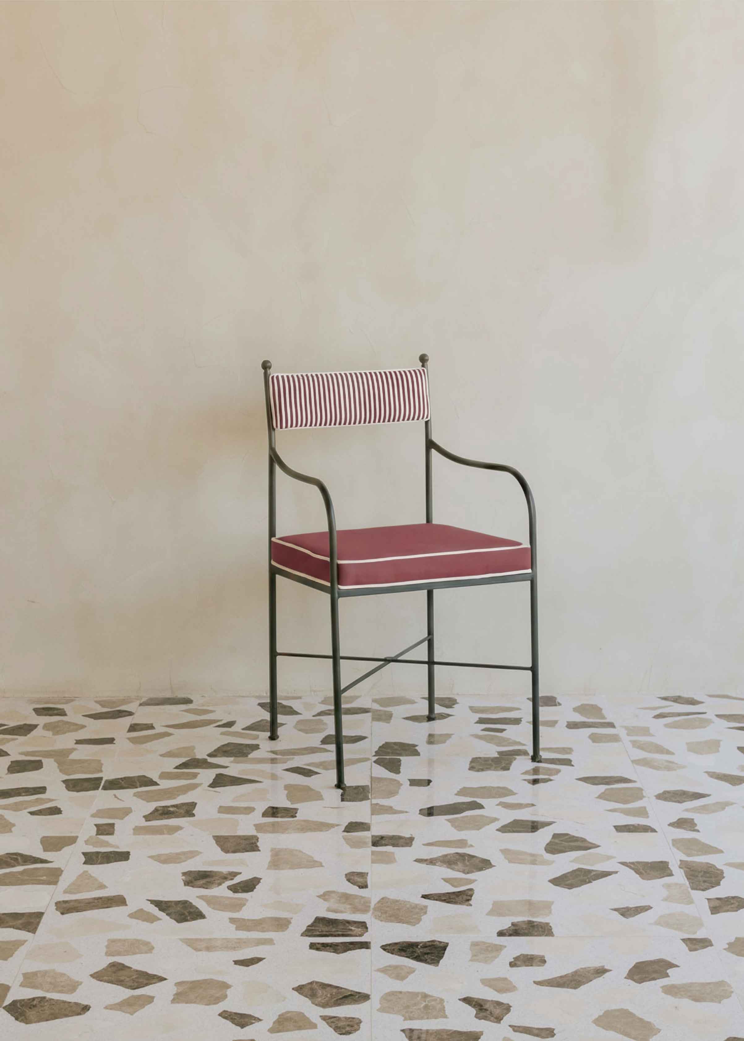 Silla exterior de acero tapizada a rayas