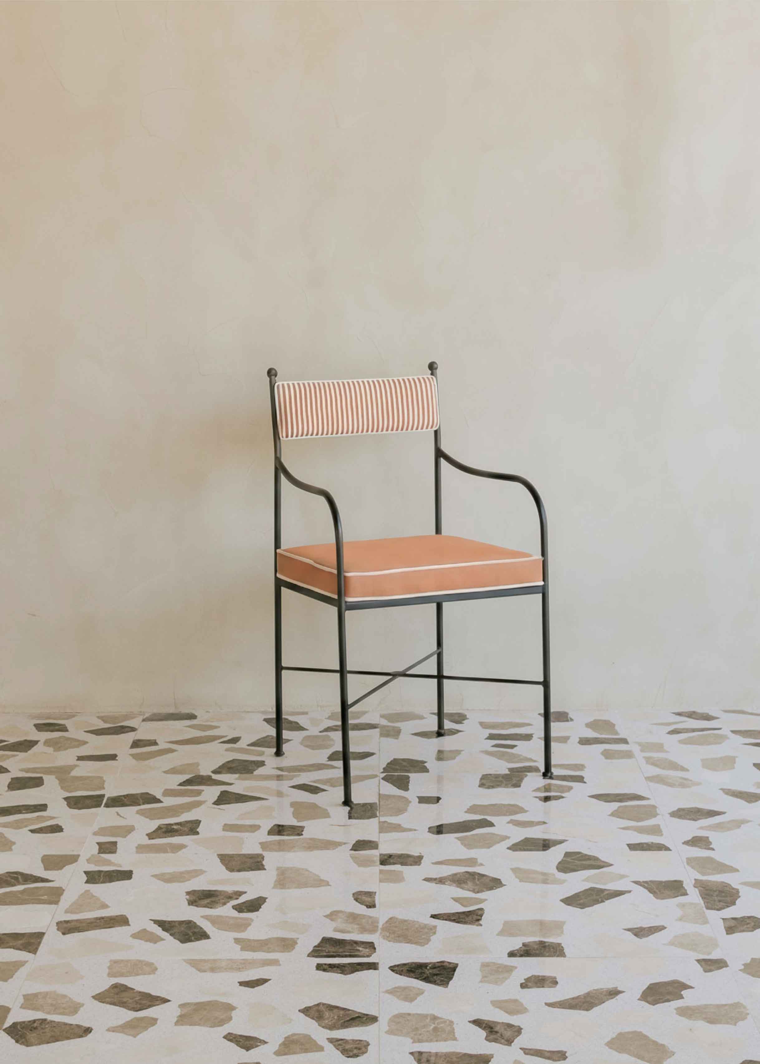 Silla exterior de acero tapizada a rayas