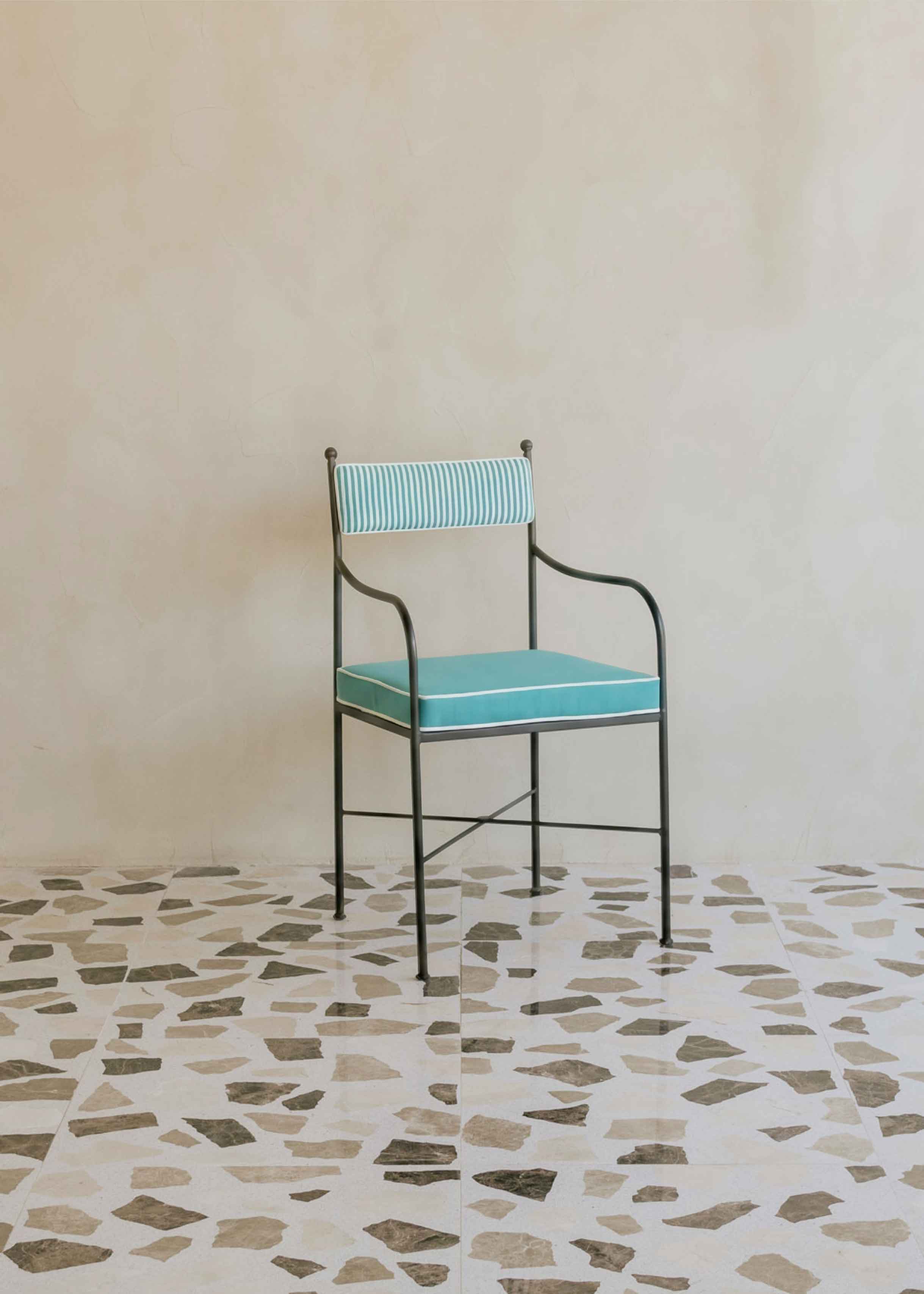 Silla exterior de acero tapizada a rayas