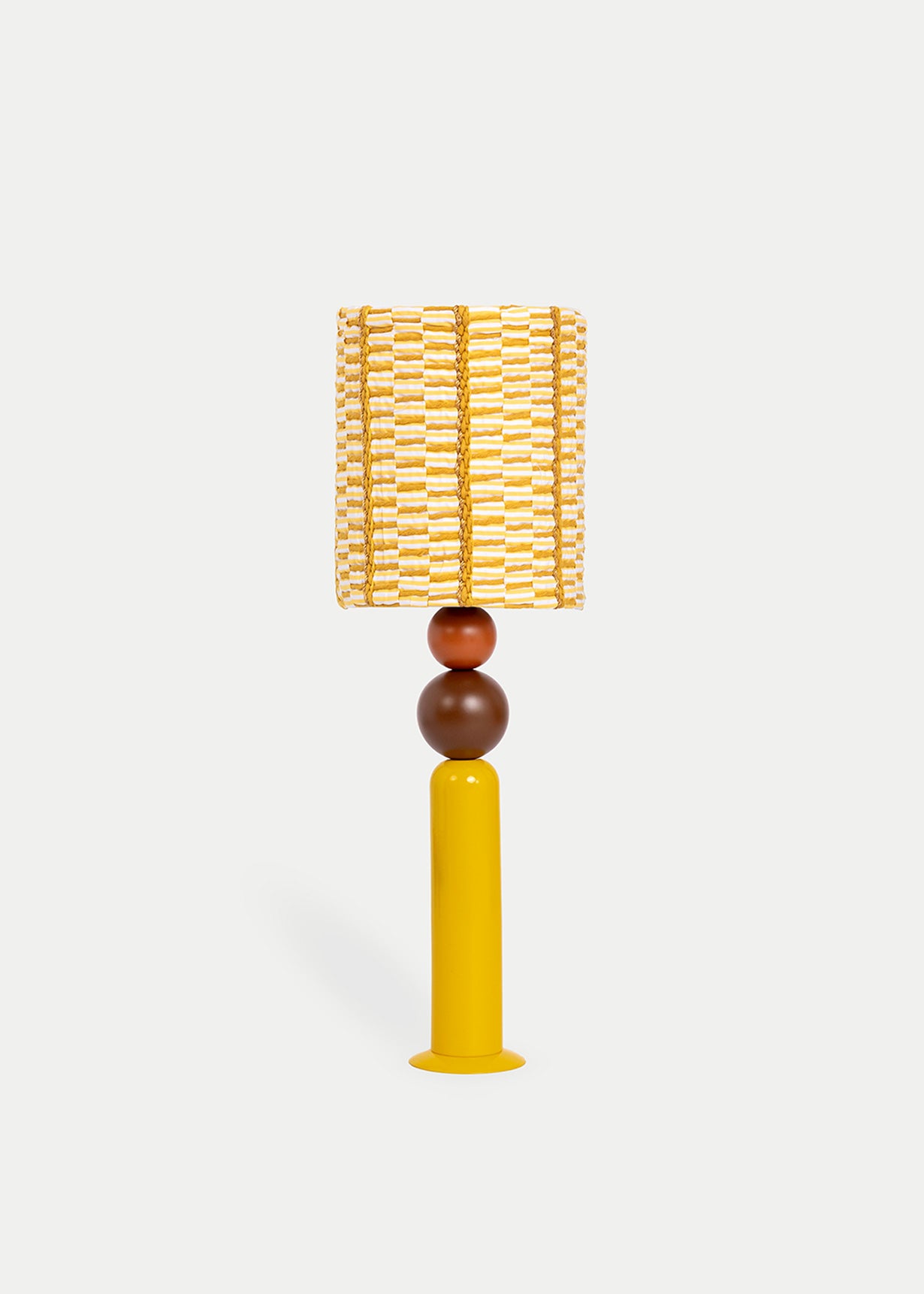 La lámpara N02 tiene el balance perfecto entre diversión y diseño. Su base está diseñada en color mostaza lacada en hierro, combinada con dos bolas de madera lacada en diferentes tamaños, en color arcilla y chocolate.