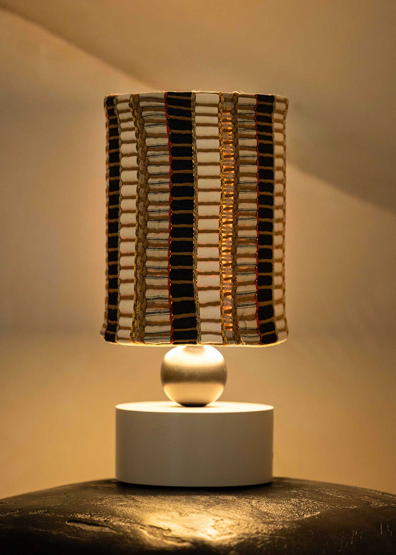 La lámpara N04 tiene el balance perfecto entre minimalismo y diseño. Su base color hueso de madera lacada junto con la bola negra crean una figura arquitectónica perfecta, transmitiendo calma y tranquilidad.