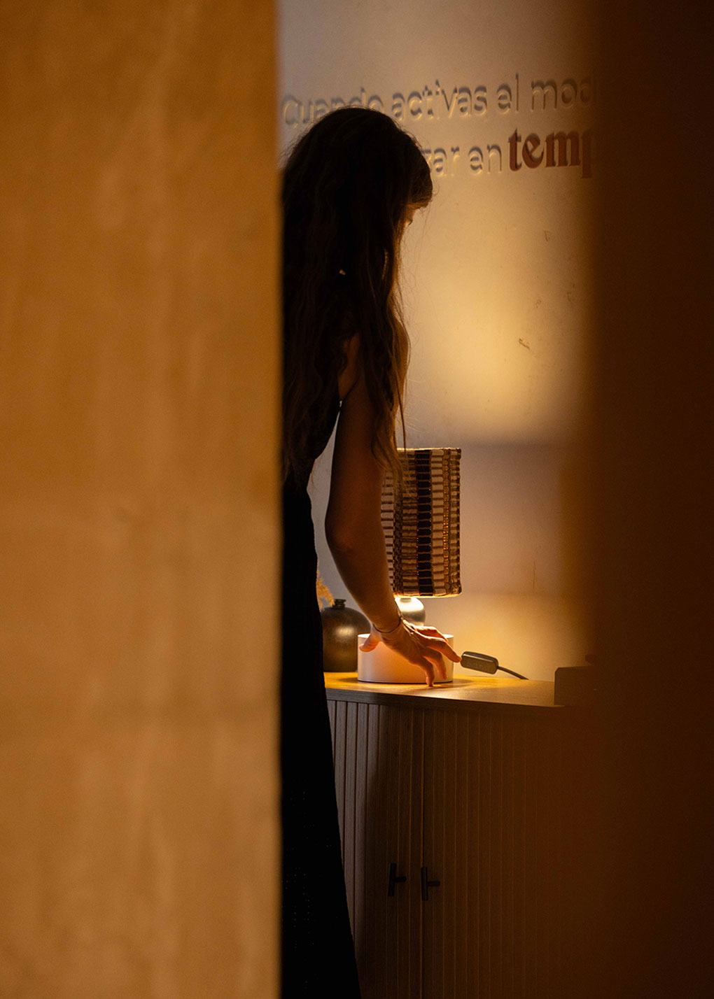 La lámpara N04 tiene el balance perfecto entre minimalismo y diseño. Su base color hueso de madera lacada junto con la bola negra crean una figura arquitectónica perfecta, transmitiendo calma y tranquilidad.
