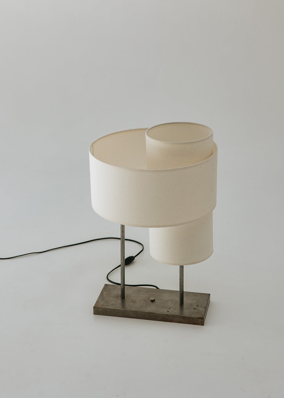 Lámpara con pantallas de lino en dos alturas.