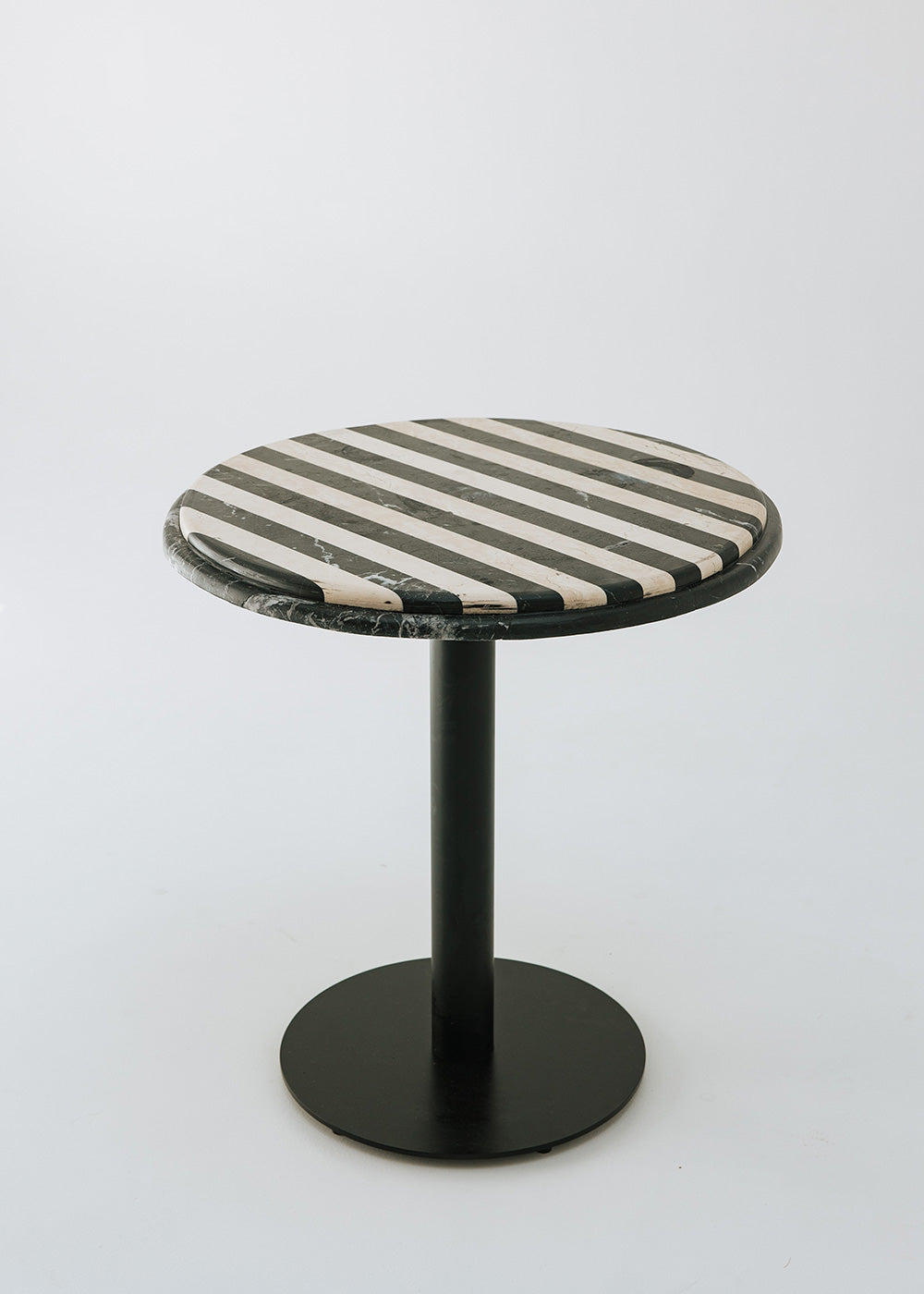 Mesa de comedor redonda con estructura metálica con acabado en negro y doble sobre.