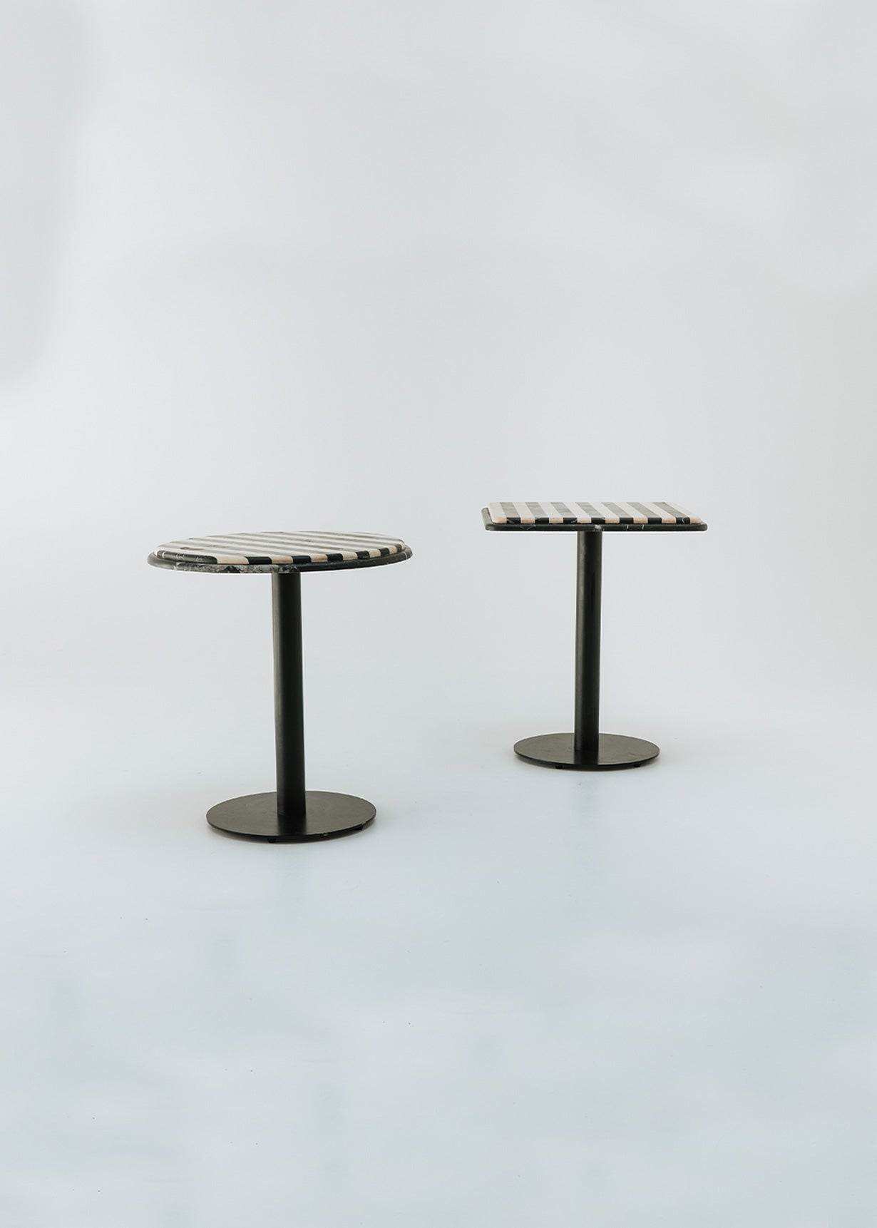 Mesa de comedor cuadrada con estructura metálica con acabado en negro y doble sobre.