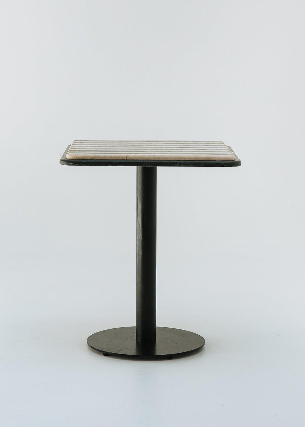 Mesa de comedor cuadrada con estructura metálica con acabado en negro y doble sobre.