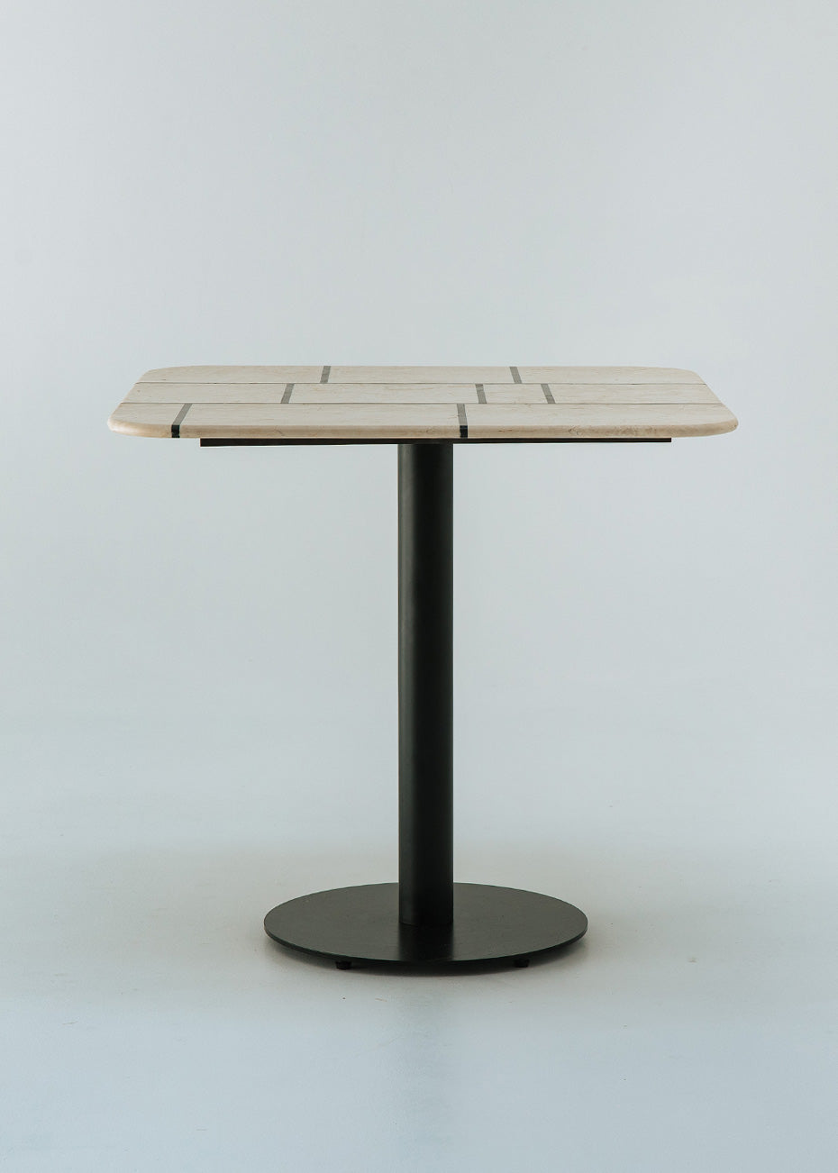 Mesa de comedor cuadrada con estructura metálica con acabado en negro y sobre con esquinas redondeadas.