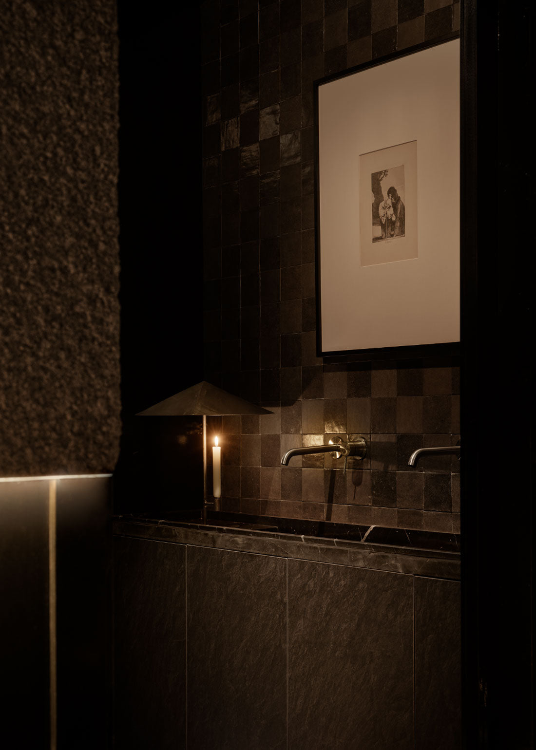 Portavelas metálico con forma de lámpara.