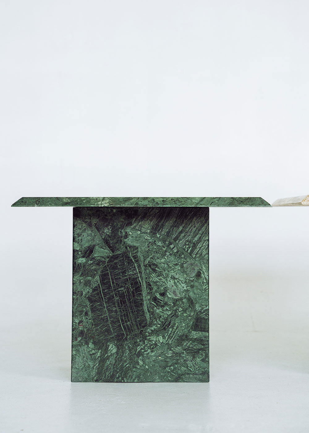 Mesa de apoyo en mármol verde - Canica Collections