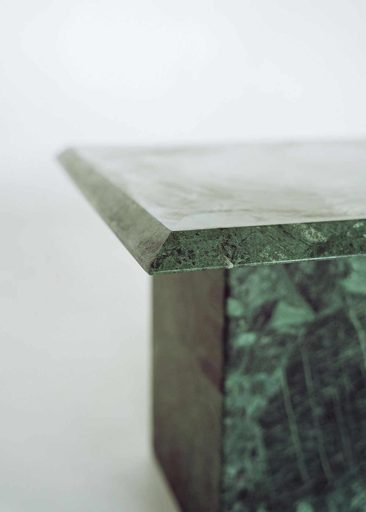Mesa de apoyo en mármol verde - Canica Collections