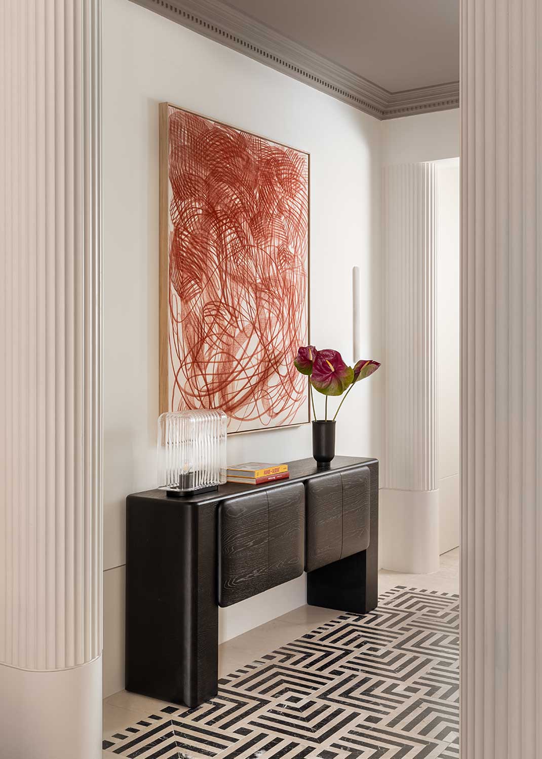 Aparador en madera de roble de cuatro puertas, con detalles curvados y con baldas en el interior.