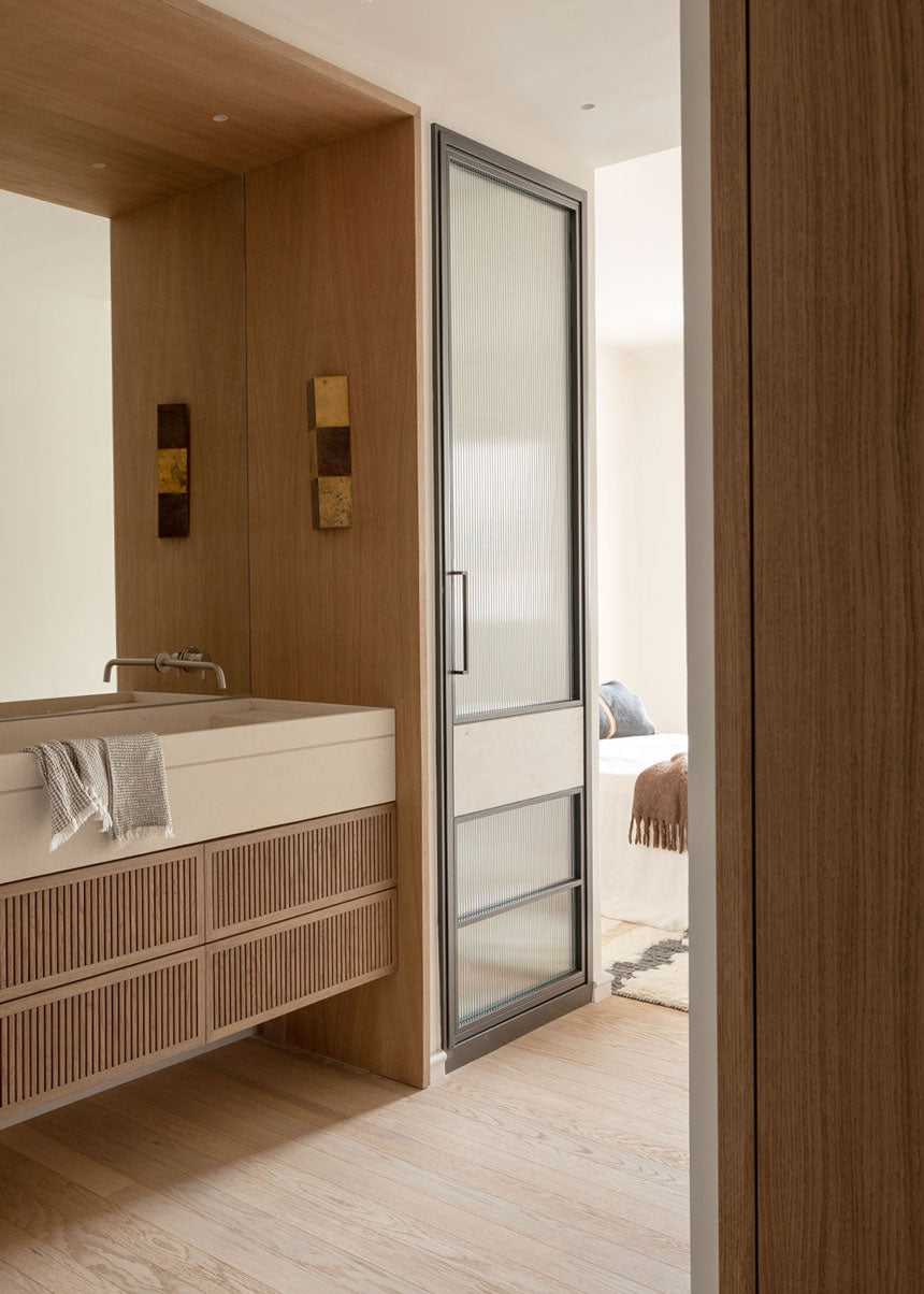 Aplique de pared realizado con chapas de latón envejecidas.