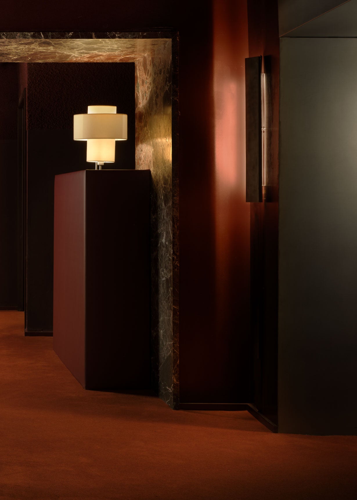 Aplique de pared realizado en chapa metálica.